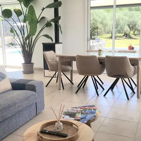 Des Oliviers Climatisee Avec Piscine Privee